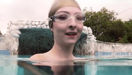 Young babe Emie Amfibia gets orgasms in the swimming pool