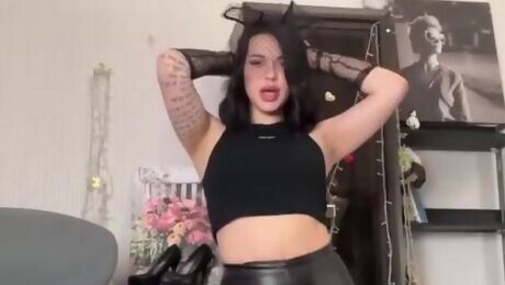 Raven-haired girlfriend shows off her shape without undressing